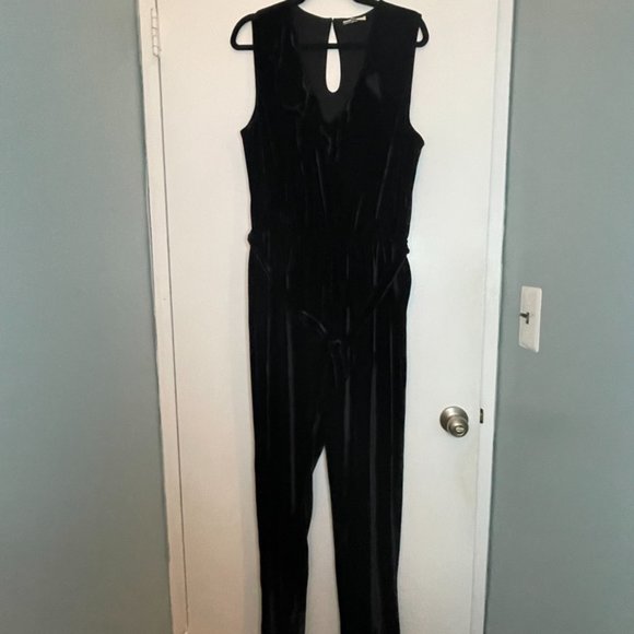 Modcloth Ruffled V-Neck Velvet Jumpsuit - Picture 2 of 7